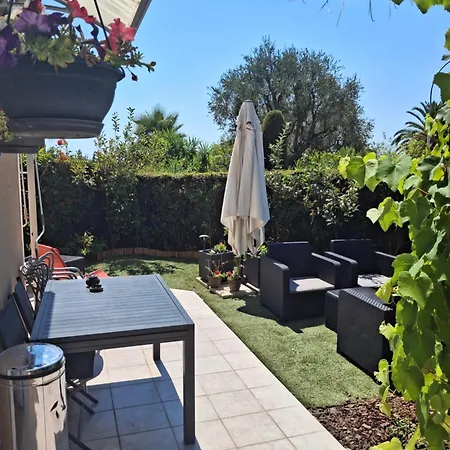 아파트 Lovely With Private Garden And A Swimming-pool