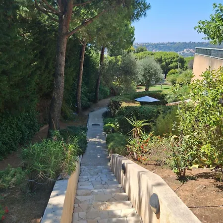 아파트 Lovely With Private Garden And A Swimming-pool