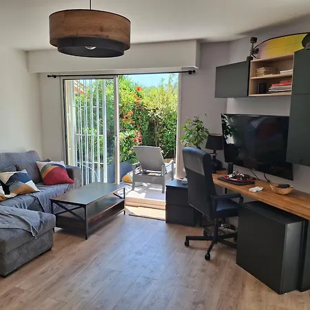 Lovely With Private Garden And A Swimming-pool 아파트 *