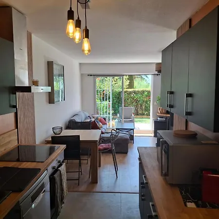 Lovely With Private Garden And A Swimming-pool 니스
