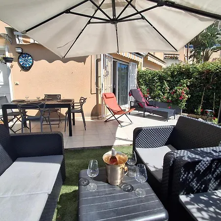 아파트 Lovely With Private Garden And A Swimming-pool 니스