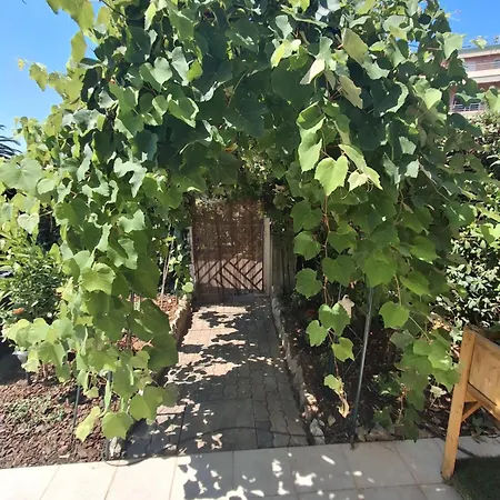 Lovely With Private Garden And A Swimming-pool Appartement *
