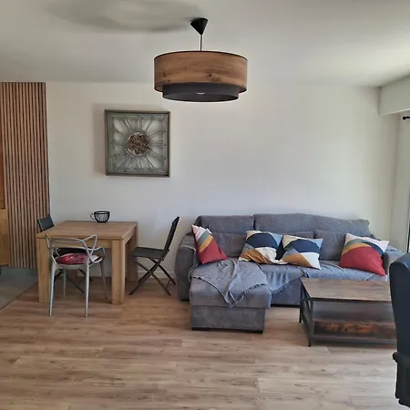 Apartman Lovely With Private Garden And A Swimming-pool